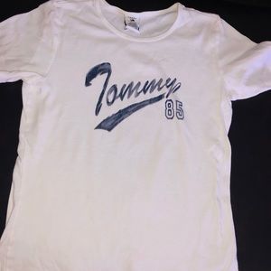 🤍💙Tommy Hilfiger Youth size small t-shirt🤍💙